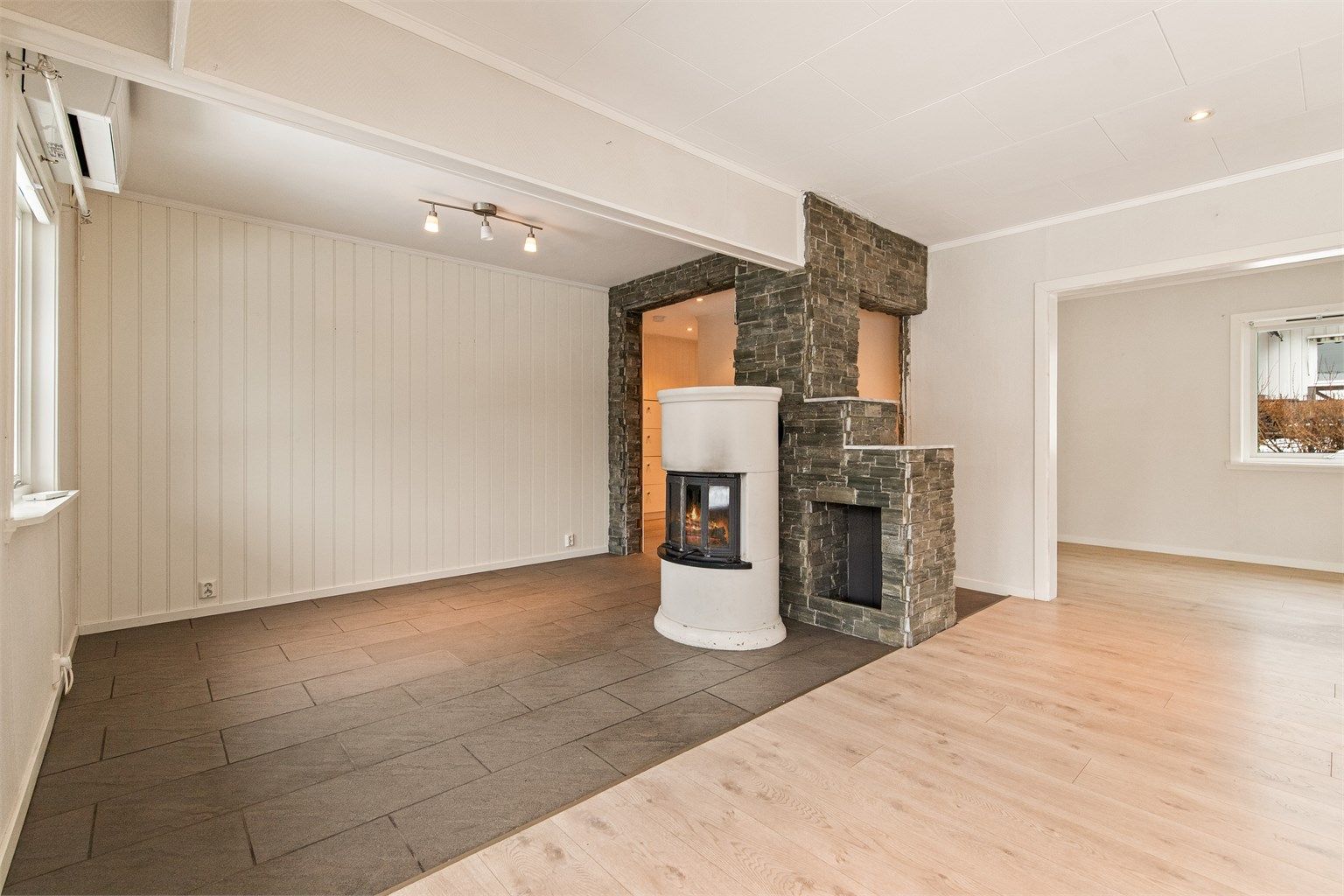 Det er montert både peisovn og varmepumpe - perfekt for kjølige dager.