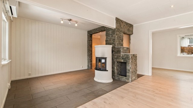 Det er montert både peisovn og varmepumpe - perfekt for kjølige dager.