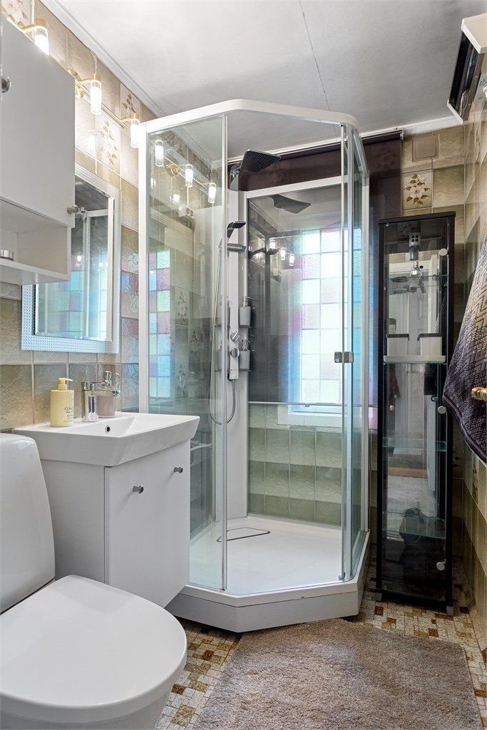 Badet i første etasje er utstyrt med servantinnredning, toalett og et dusjkabinett (2015).