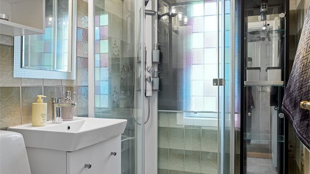 Badet i første etasje er utstyrt med servantinnredning, toalett og et dusjkabinett (2015).