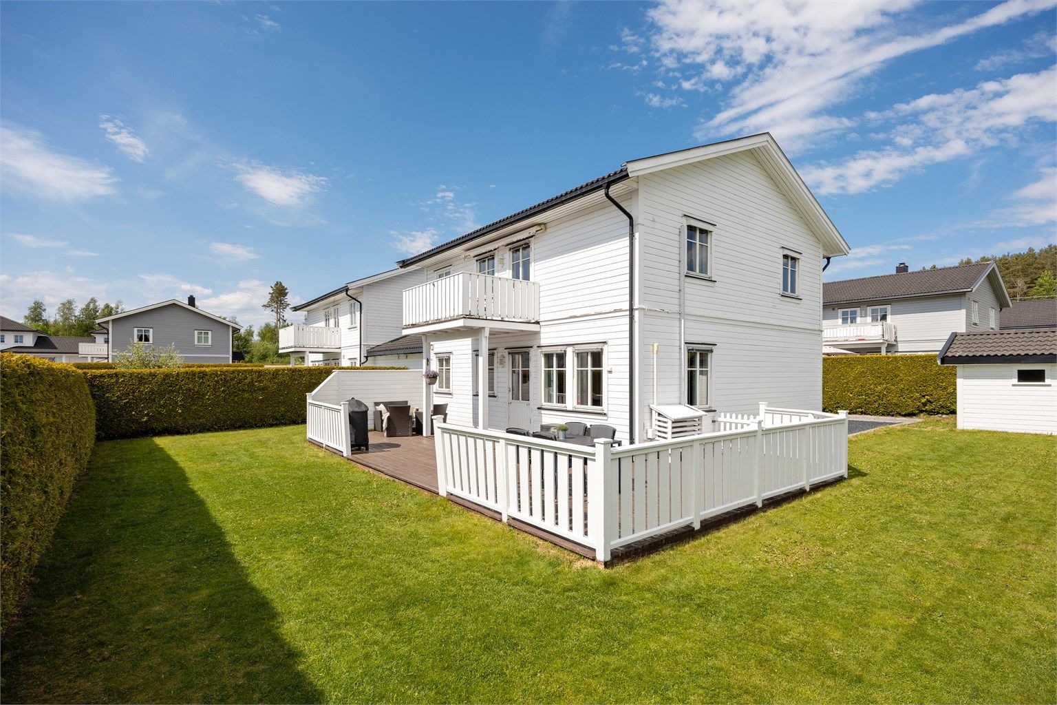 En familievennlig halvpart av tomannsbolig med to stuer, tre soverom og en stor, skjermet hage.
Foto: [Fotograf eller fotofirma]