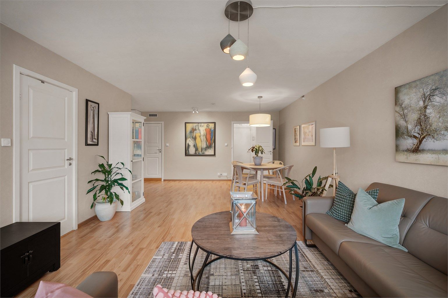 Stor og luftig stue med god planløsning som gjør det enkelt å innrede. 