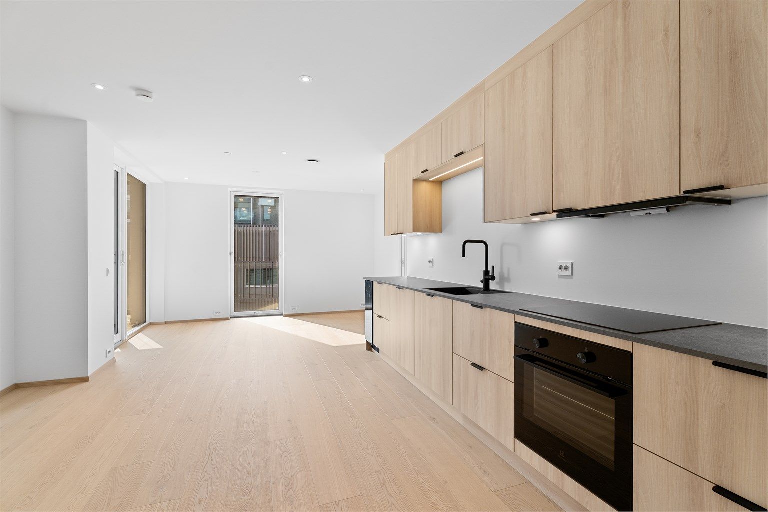 Åpen og innbydende stue / kjøkken løsning med fine lysforhold 