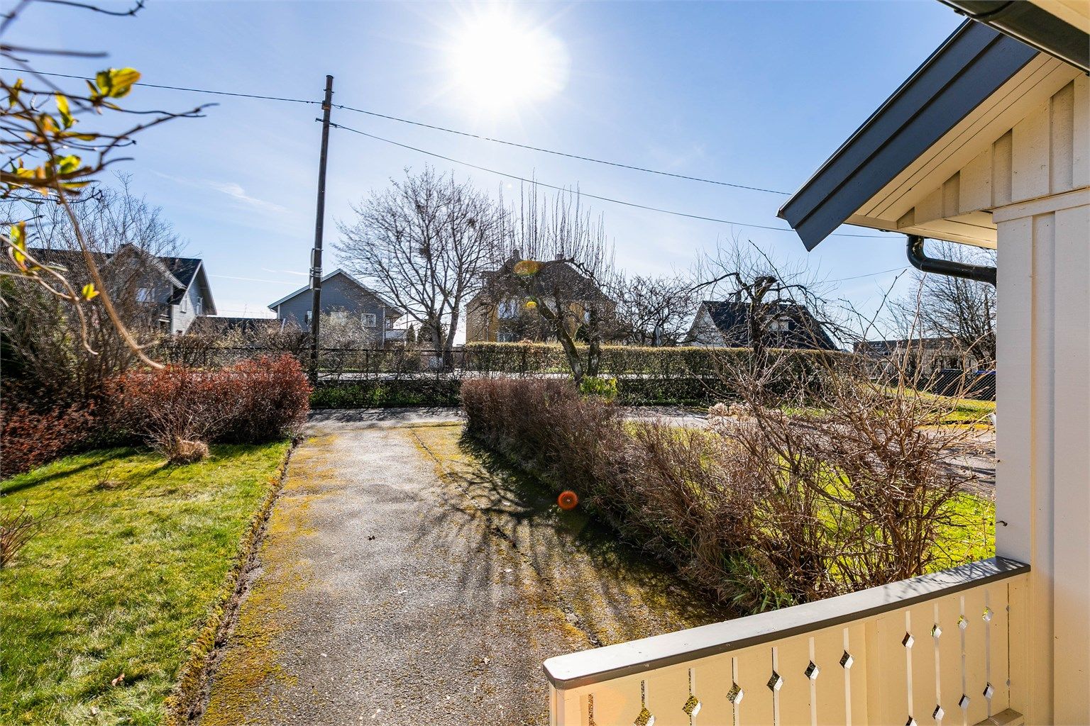 I årets varme måneder er det morgen- og formiddagssol på inngangspartiet. Hagen foran er solfylt også resten av dagen.