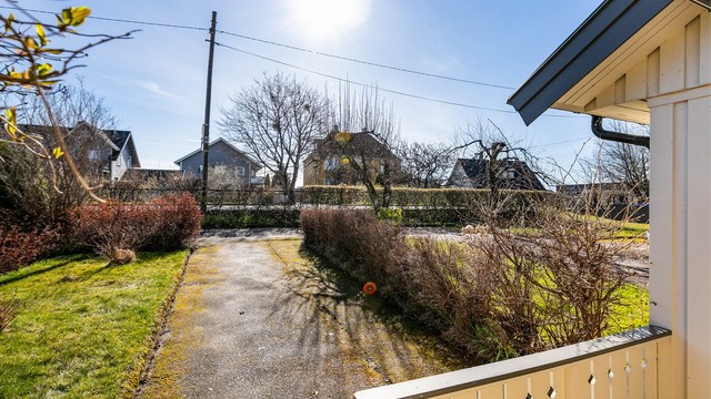 I årets varme måneder er det morgen- og formiddagssol på inngangspartiet. Hagen foran er solfylt også resten av dagen.