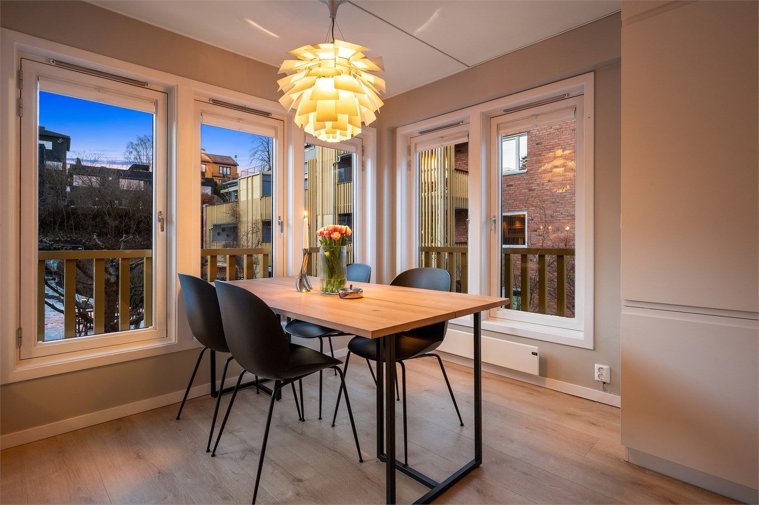 Spiseplassen er et hyggelig samlingspunkt for måltider med familie og venner.