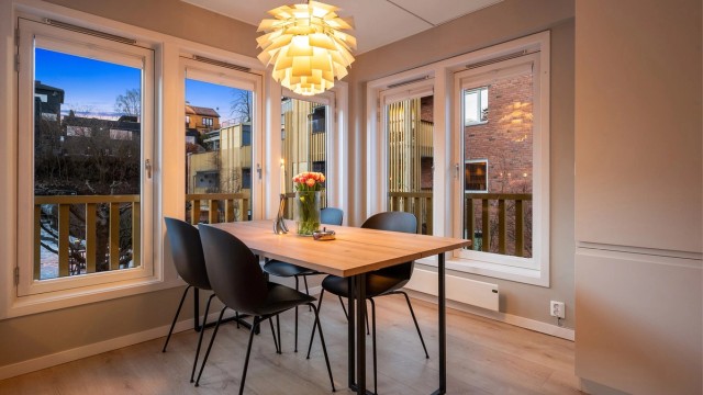 Spiseplassen er et hyggelig samlingspunkt for måltider med familie og venner.