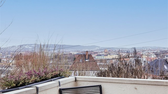 Nåværende eier opplyser om gode solforhold store deler av dagen.