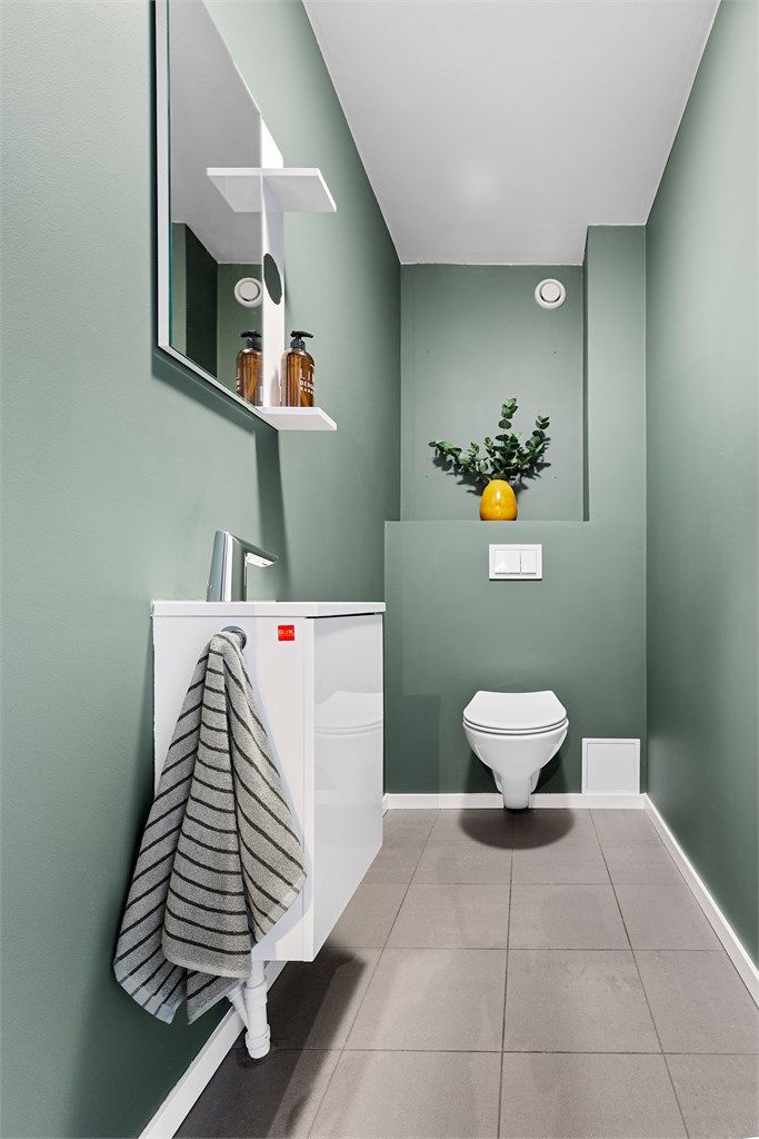 Praktisk, separat toalettrom fra 2016 med flislagt gulv og gulvvarme.