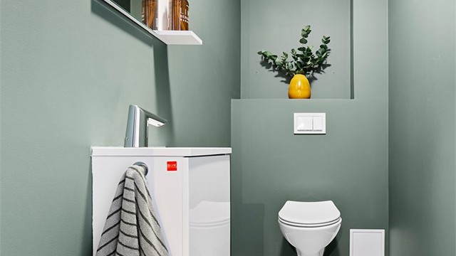 Praktisk, separat toalettrom fra 2016 med flislagt gulv og gulvvarme.