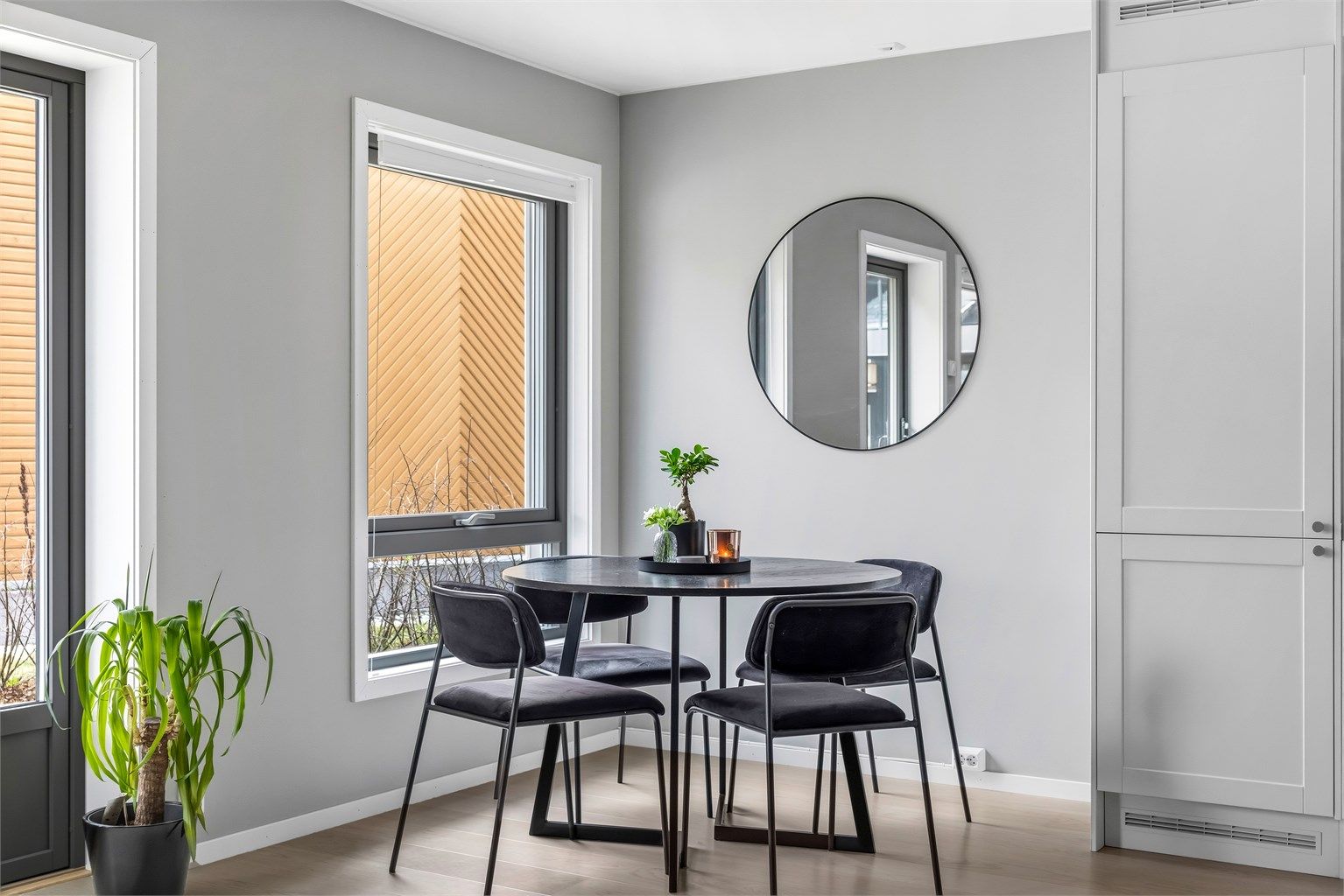 Koselig spiseplass med store vindusflater som gir godt med lys. Perfekt plass for hjemmekontor og dagens måltider.