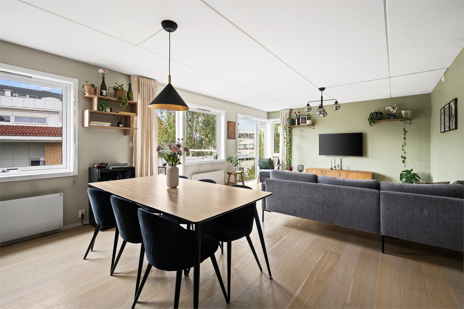 Lys og romslig stue med plass for sofa, tilhørende salongbord, tv-seksjon og annet møblement om ønskelig. 