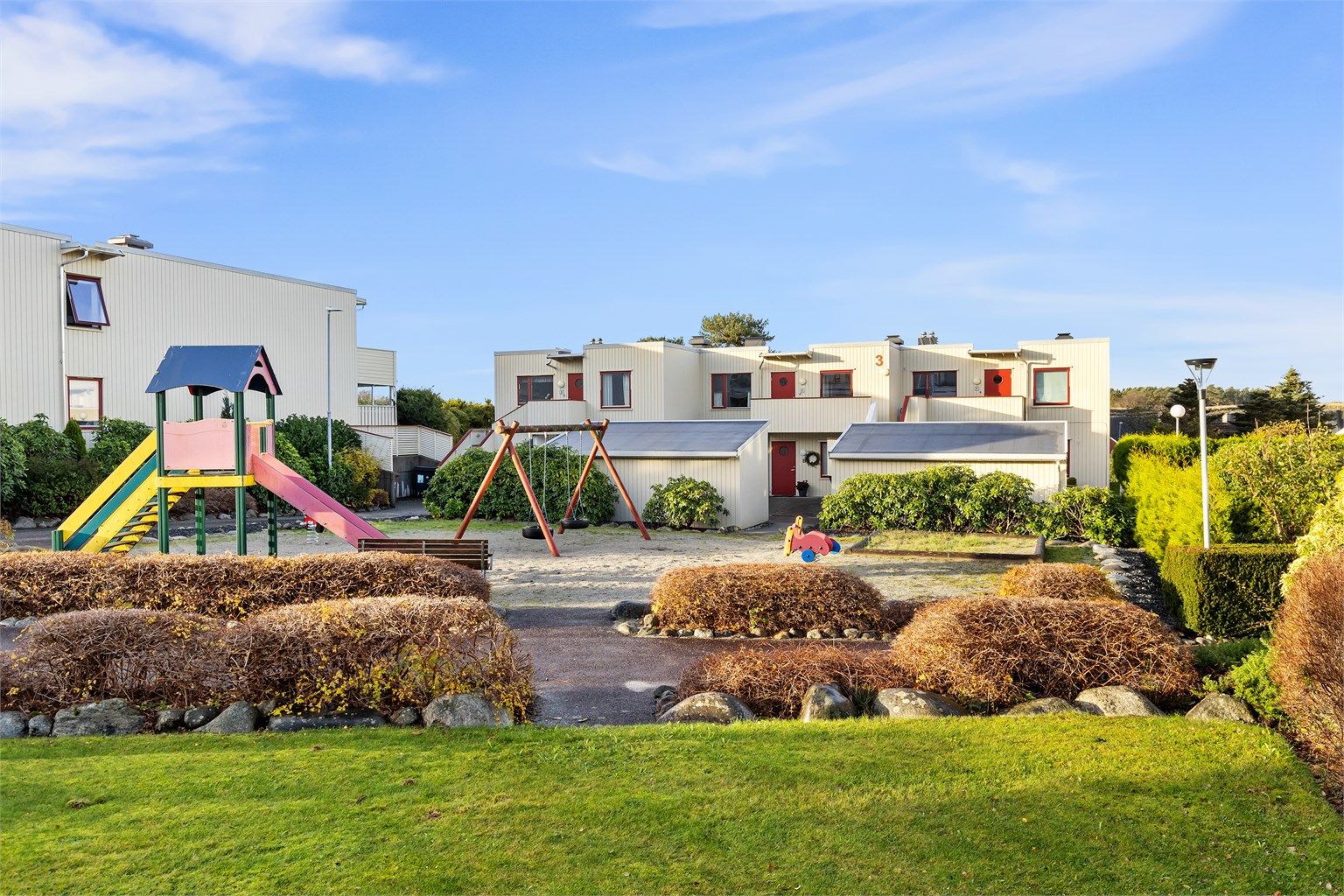 Leiligheten ligger i et veletablert og fredelig boligområde på Tasta, med en unik kombinasjon av naturskjønnhet og nærhet til byens fasiliteter.