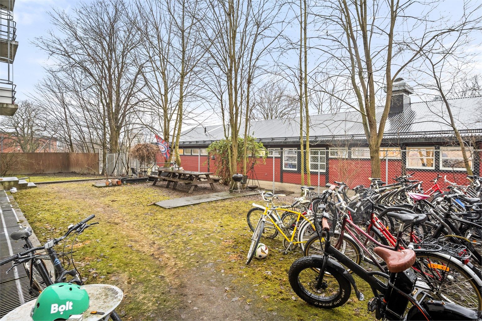 Borettslagets bakgård med sittebenker og sykkelparkering.