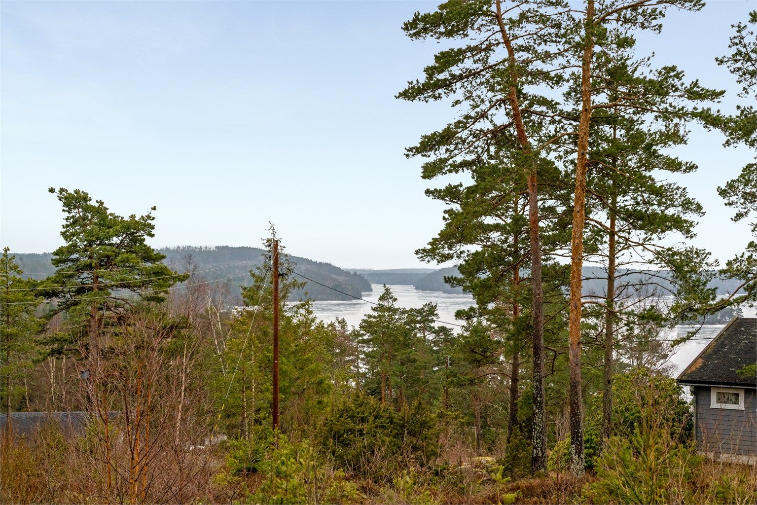 Utsikt fra terrassen over Rosefjorden med Gressholmen og Marbukollen i sør.