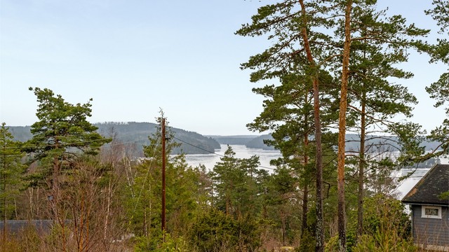 Utsikt fra terrassen over Rosefjorden med Gressholmen og Marbukollen i sør.