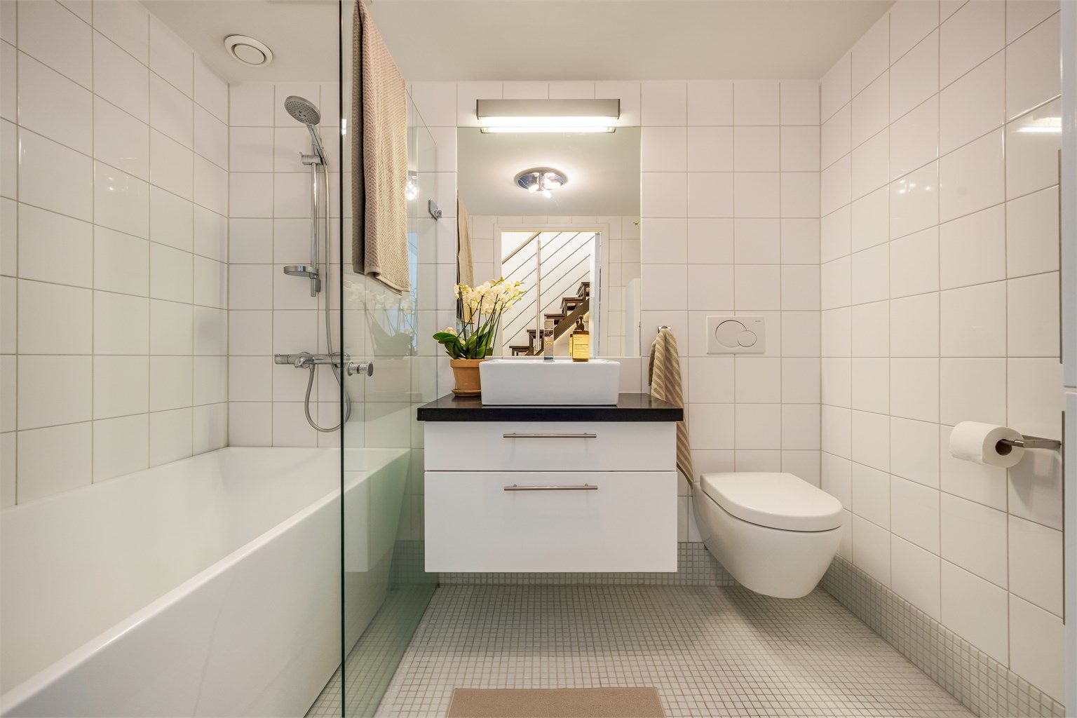 Badet i 7. etasje har flislagte overflater, gulvvarme, vegghengt toalett og badekar med dusjvegg. Oppgradert i 2017 med bl.a. ny klosett, dujsgarnityr, blandebatteri og badekar. Flis-på-flis på gulv ble også lagt.