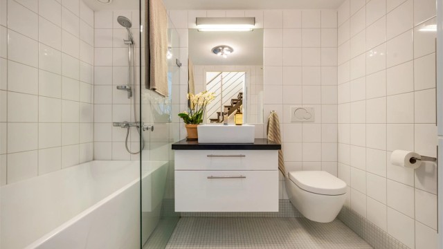 Badet i 7. etasje har flislagte overflater, gulvvarme, vegghengt toalett og badekar med dusjvegg. Oppgradert i 2017 med bl.a. ny klosett, dujsgarnityr, blandebatteri og badekar. Flis-på-flis på gulv ble også lagt.