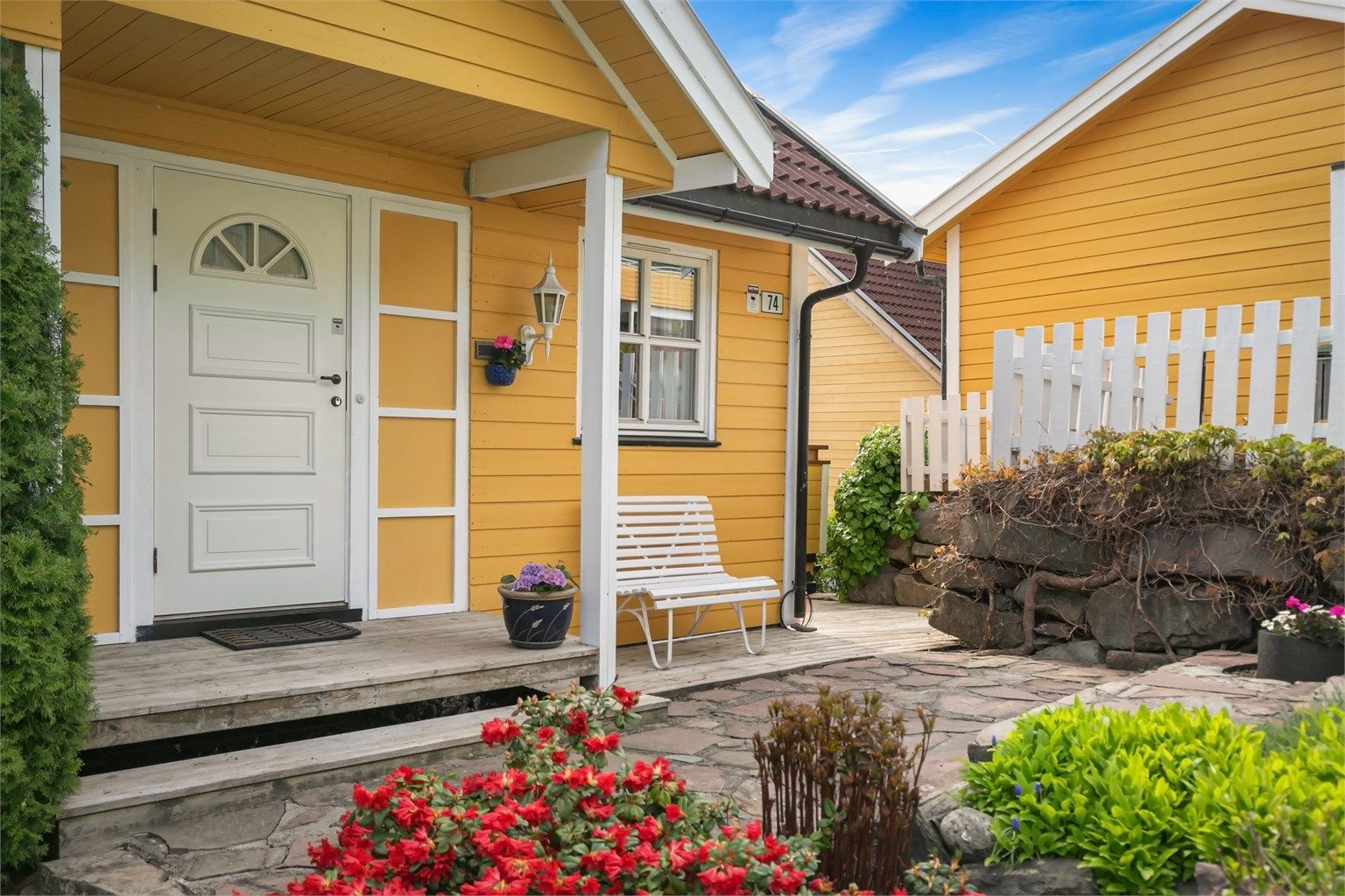 Overbygget inngangsparti med en liten platting.