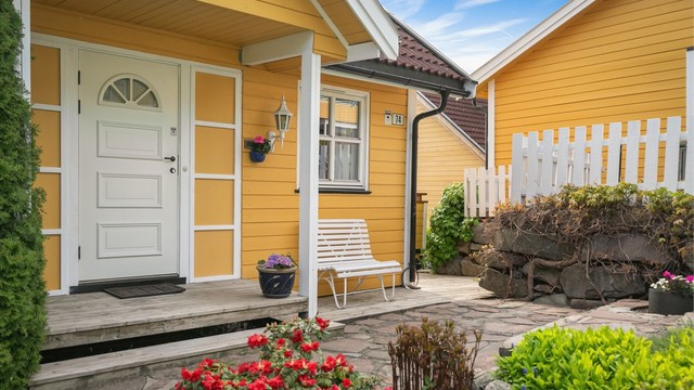 Overbygget inngangsparti med en liten platting.