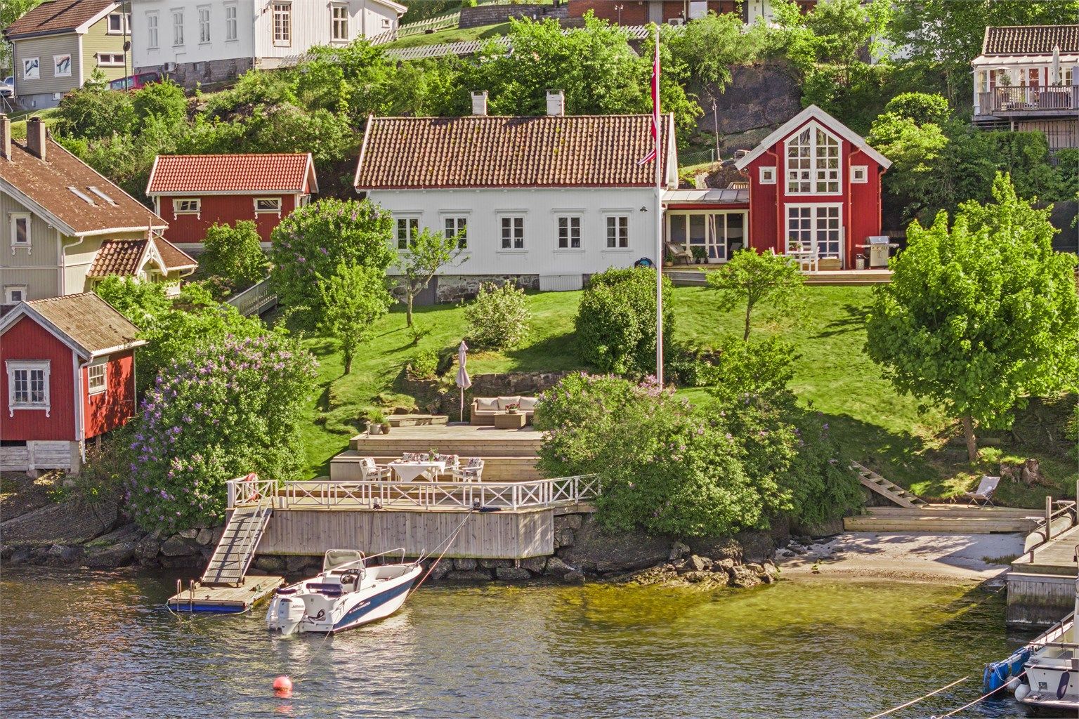 Sjønært og sjarmerende.