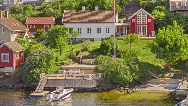 Sjønært og sjarmerende.