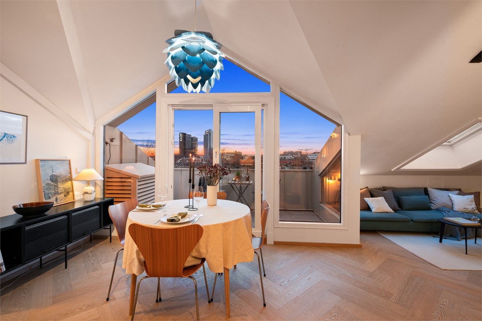 Tom Martinsen v/Krogsveen har gleden av å presentere en lekker, oppgradert toppleilighet!