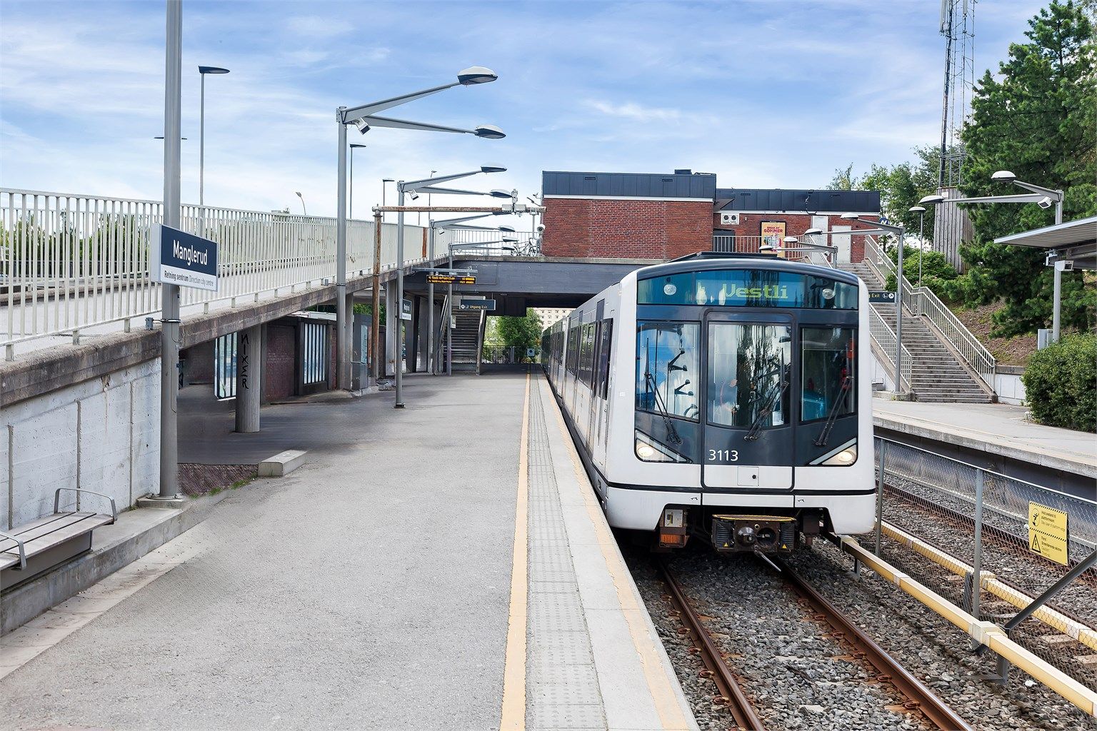 Fra Manglerud T-banestasjon, 6 minutter unna, er du effektivt koblet til sentrum.