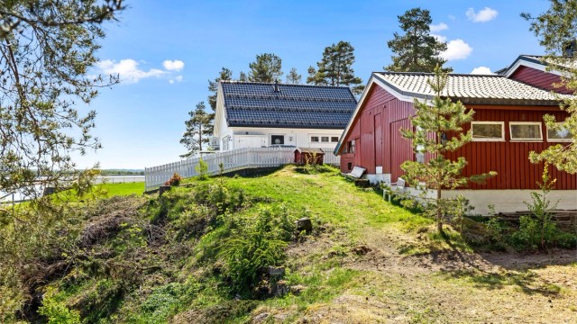 Beliggenheten er familievennlig, med kort vei til Fjerdingby skole og flere barnehager.
