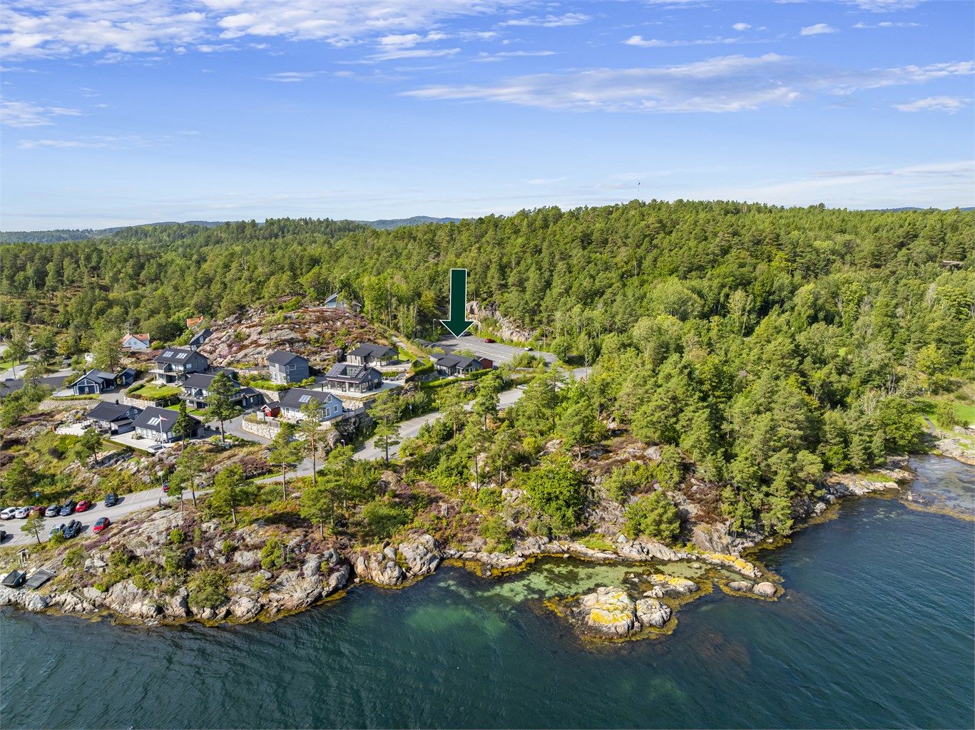 Her bor du i rolige omgivelser, men med kort vei til Tvedestrand sentrum (15 min) for servicetilbud og shopping.