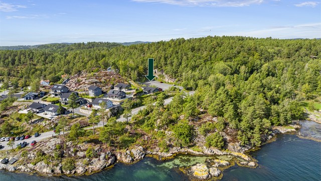 Her bor du i rolige omgivelser, men med kort vei til Tvedestrand sentrum (15 min) for servicetilbud og shopping.
