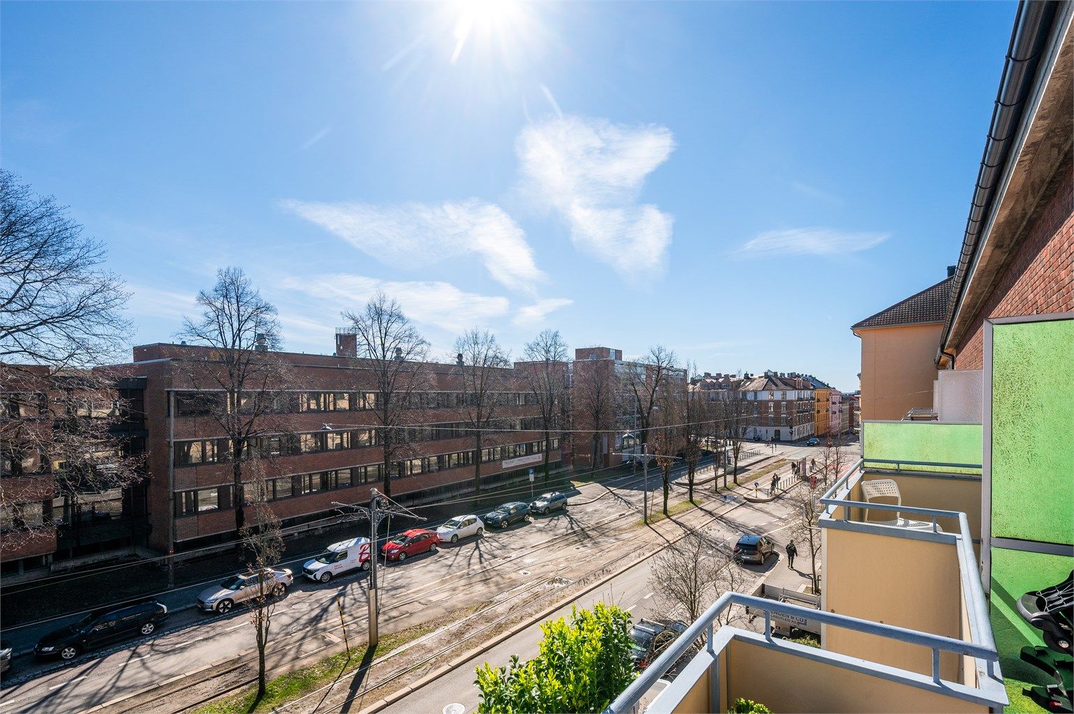 Her er det gode muligheter for å innrede med en koselig sitteplass der årets varme dager kan nytes. 