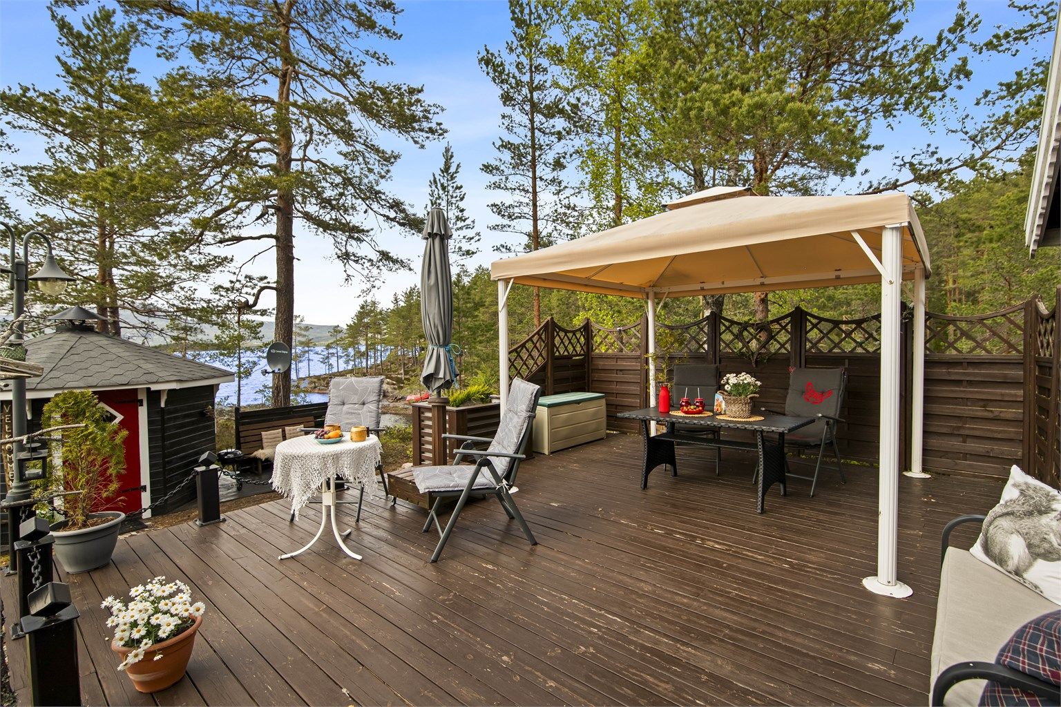 Flere soner på uteplassen gir rom for ulike aktiviteter.