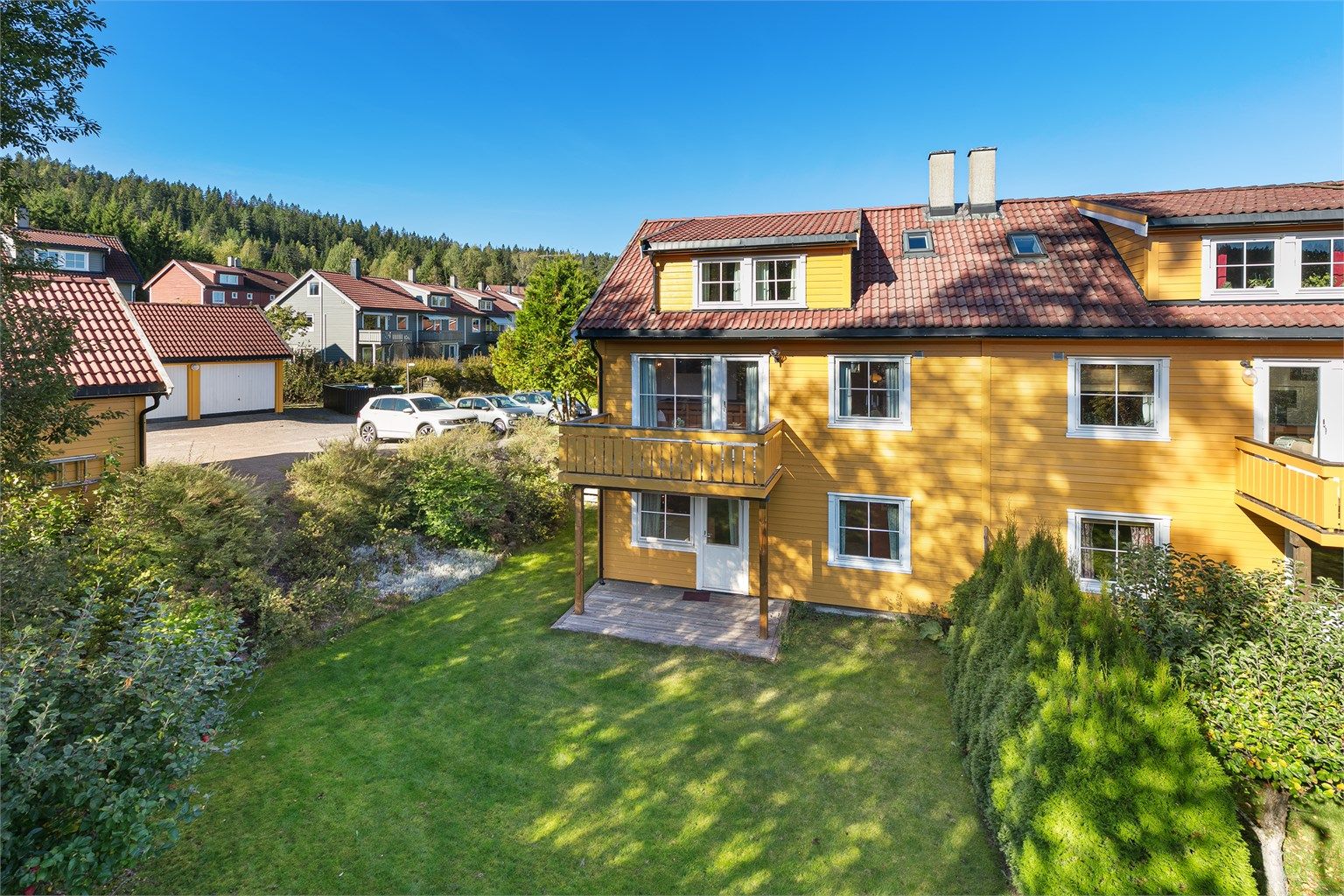 Fasaden på baksiden, her er det en skjermet liten hage. 