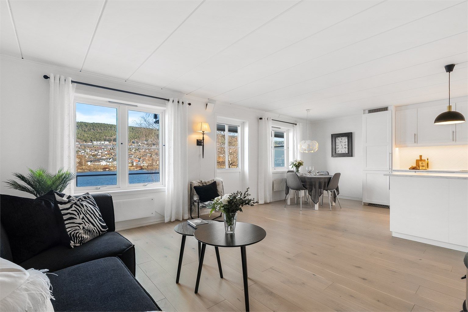 Krogsveen v/Christopher Sand ønsker velkommen til Øvre Eikervei 76D. Foto: Tor Harald Johannessen