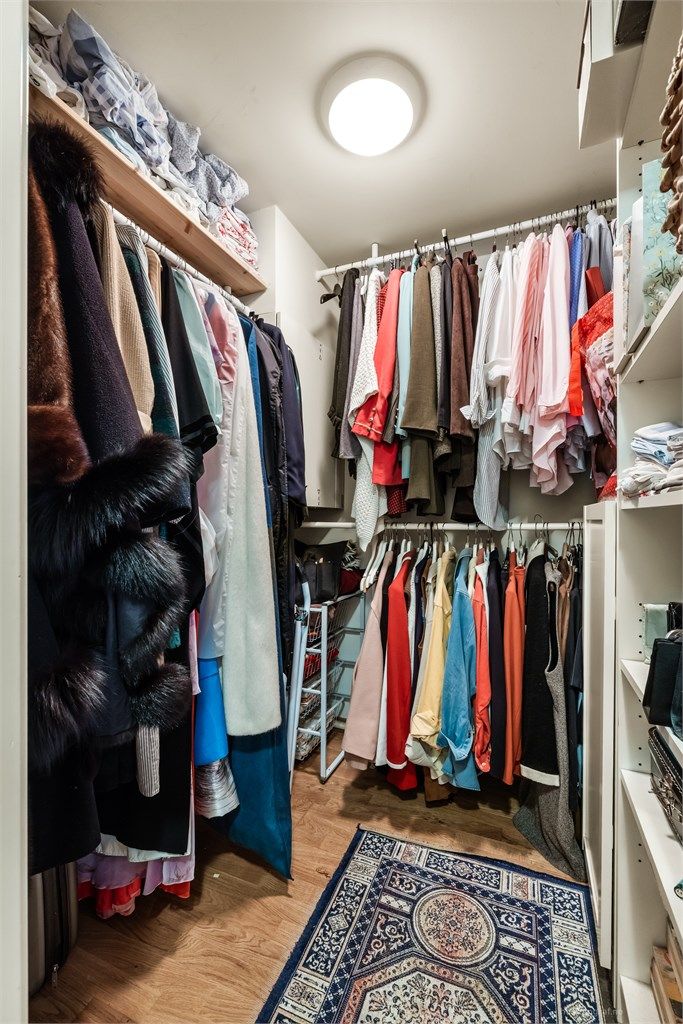 Leiligheten har en innvendig bod og bruksrett på en bod i felles garasjeanlegg.