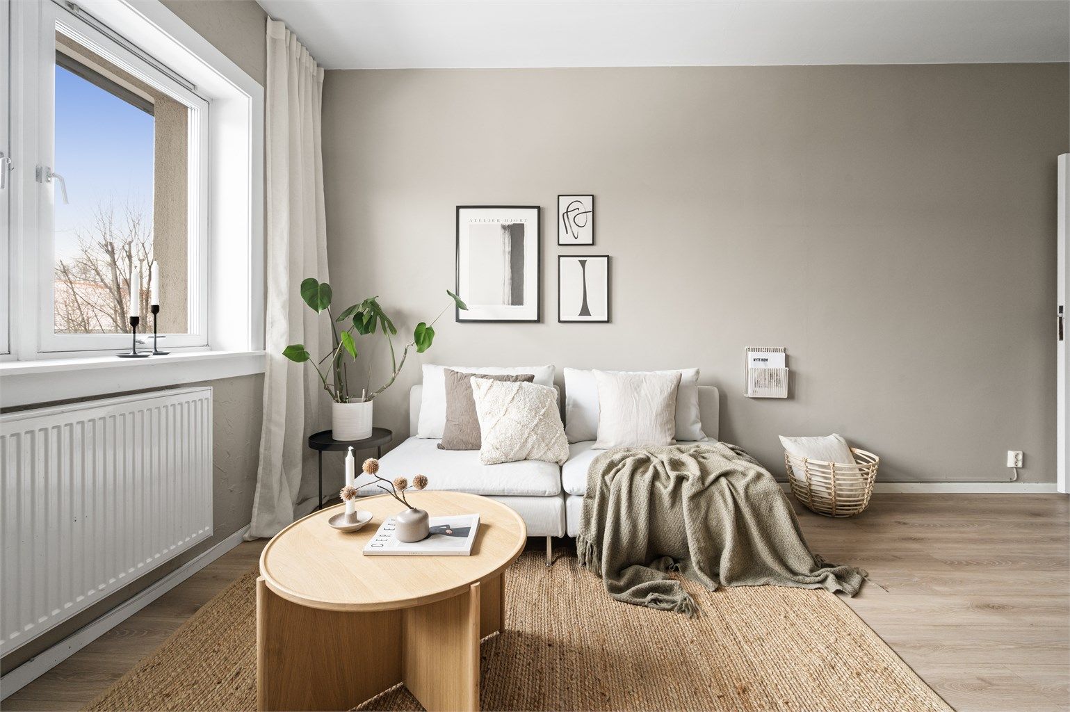 Herlig, stor stue som har vinduer mot sør og rolig bakgård - her er det sol inn hele året! 