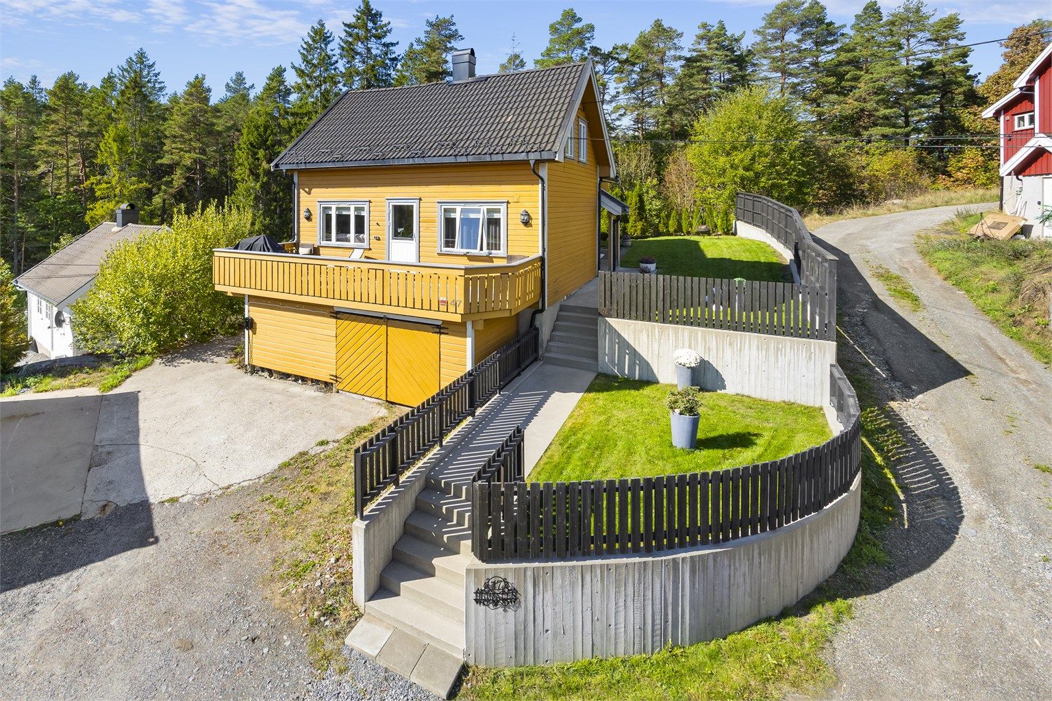 Uteområdet ble opparbeidet og betydelig påkostet i nyere tid.