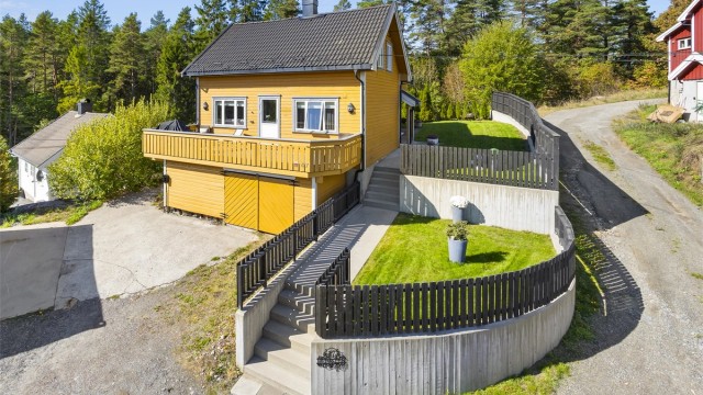 Uteområdet ble opparbeidet og betydelig påkostet i nyere tid.