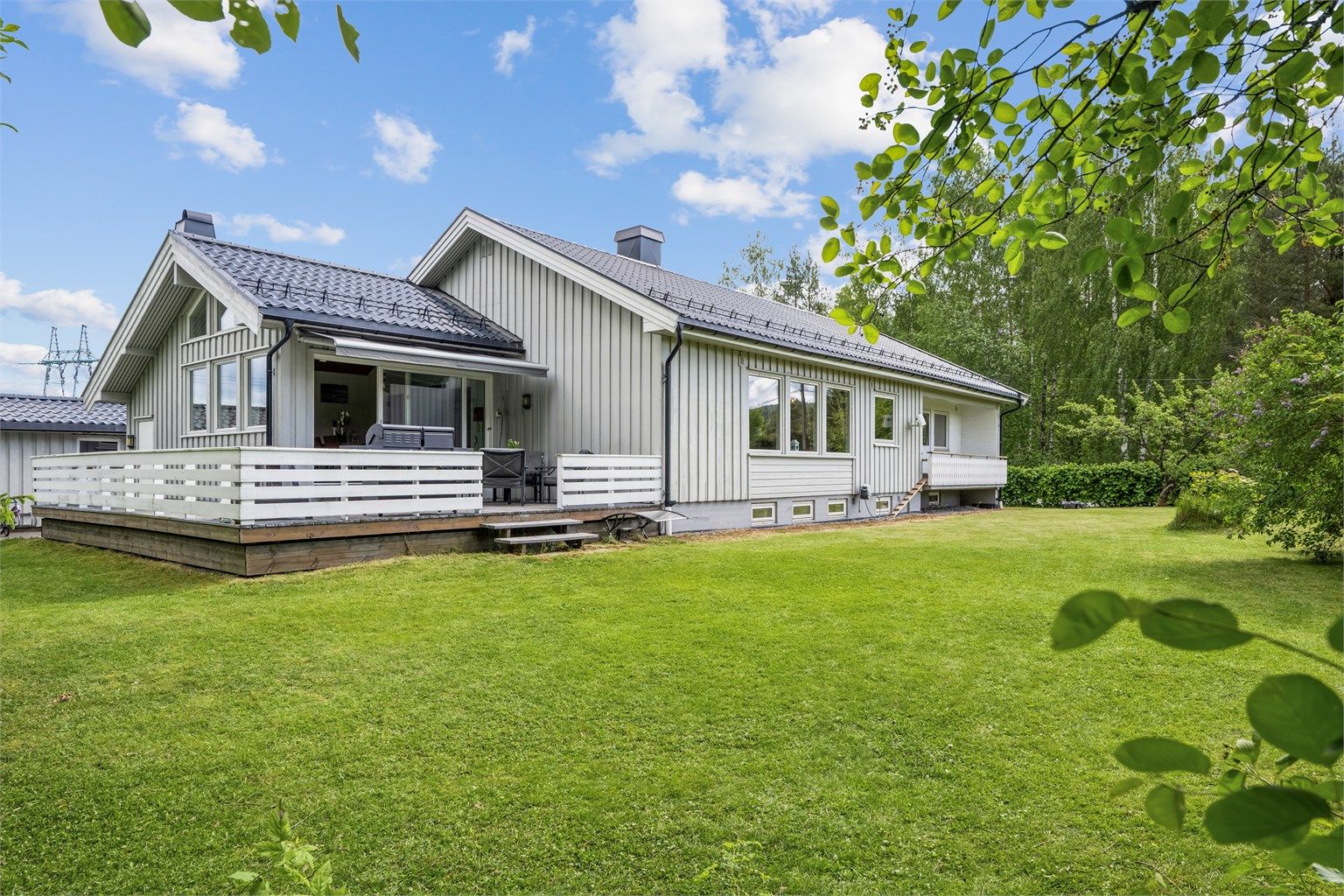 Stor og innholdsrik enebolig beliggende i et barnevennlig, veletablert og rolig boområde på Skarnes