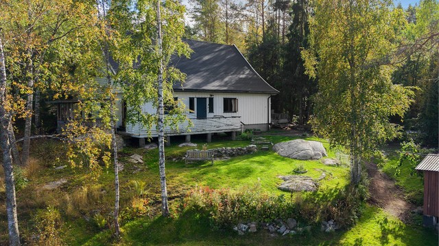 Eiendommen har store, grønne utearealer og naturlige svaberg rundt boligen.