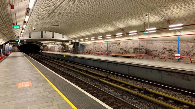 Romsås T-bane ligger ca. 6 minutter gangavstand fra leiligheten