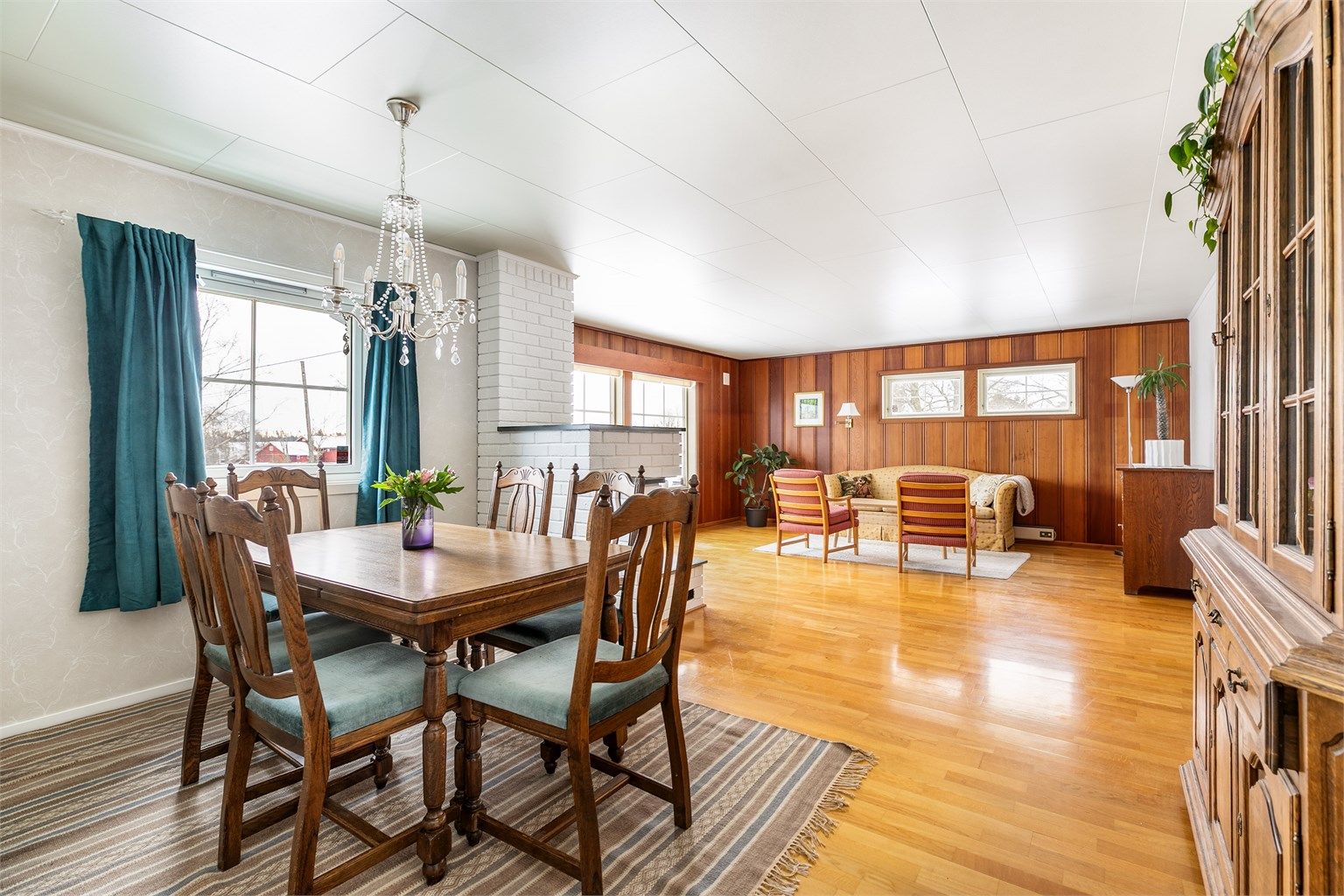 Innvendige overflater er oppgradert i flere omganger siden byggeåret. Ytterligere oppgraderinger og utskiftninger bør påregnes.