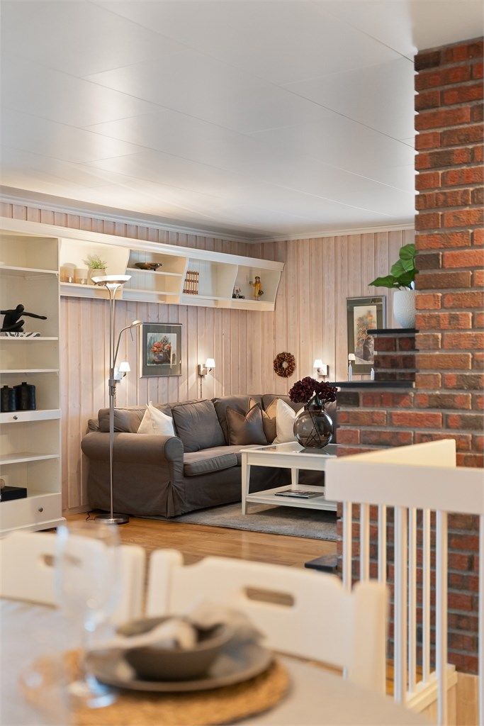 Fra spisestuen ser man tilbake mot sofakroken.