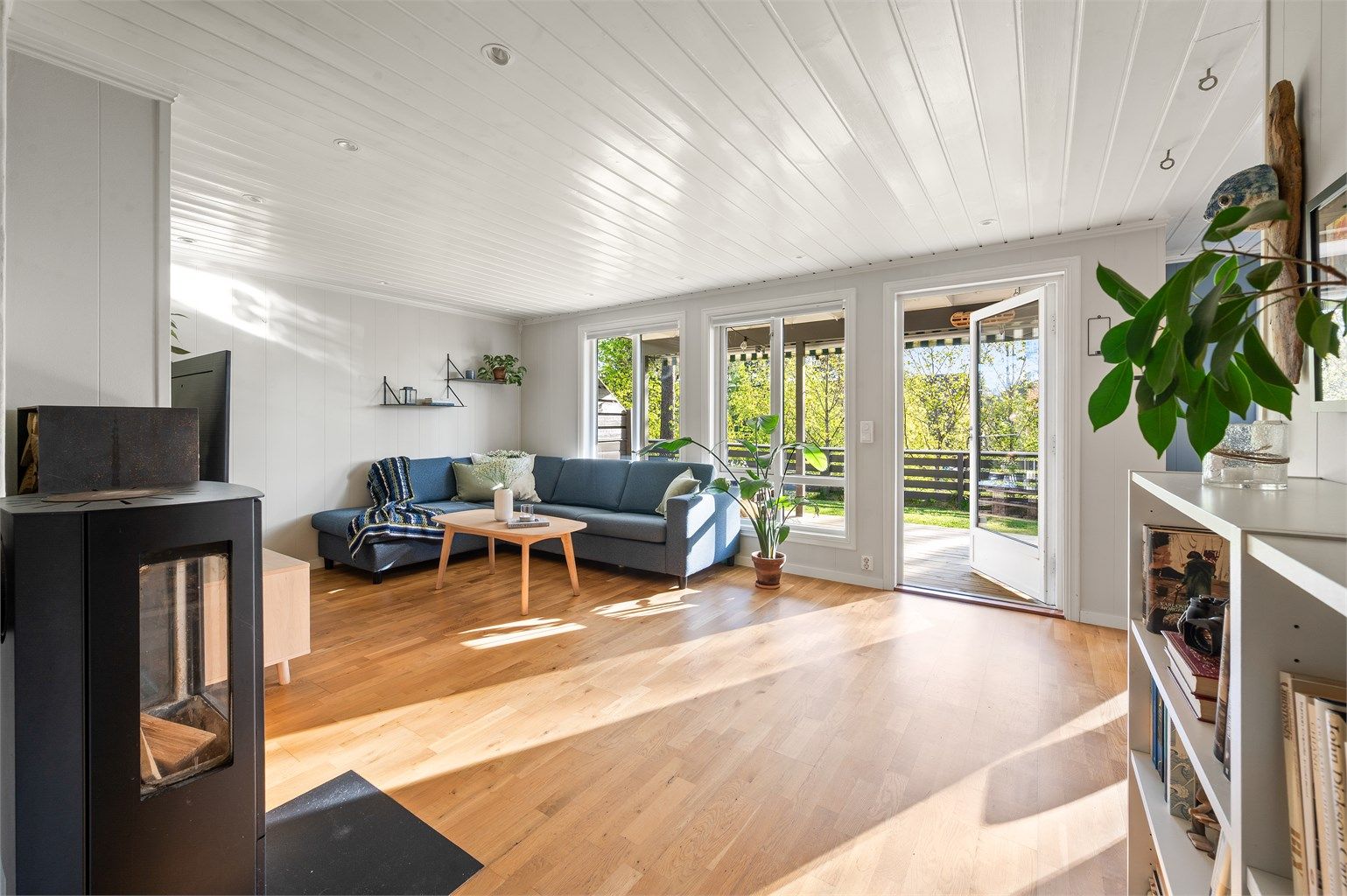 Boligen har en god planløsning og holder god standard. Det er i perioden 2021-2025 foretatt en rekke moderniseringer og påkostninger. Stuen er av god størrelse med plass til sofa, tilhørende salongbord og TV-seksjon.