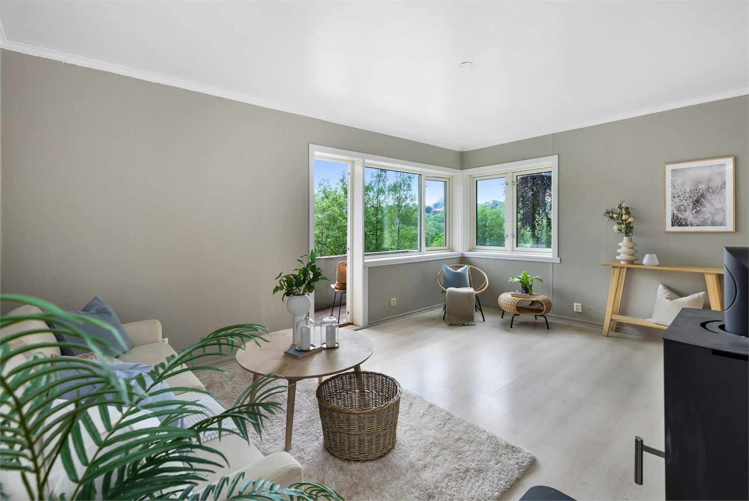 Det er installert nyere peisovn for oppvarming. 