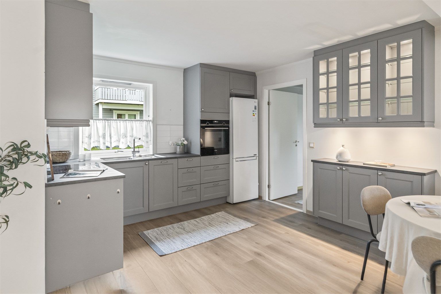 Delikat og praktisk kjøkken med svært god skap- og benkeplass