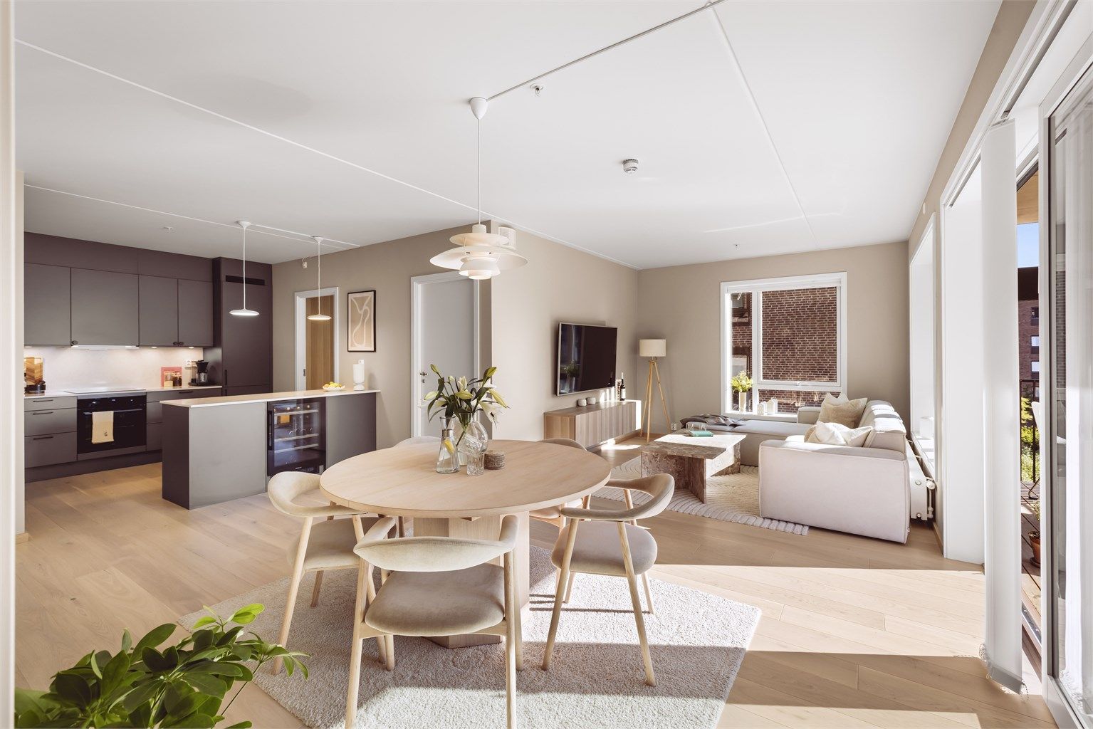 Den åpne løsningen mellom stue og kjøkken gir en sosial og funksjonell planløsning. Foto: Bjørnar Fotograf.