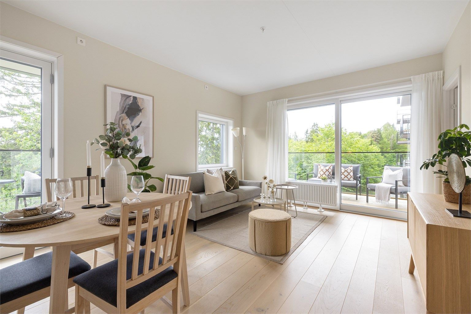 Her er leilighetens sosiale sone, en stor og romslig stue med åpen kjøkkenløsning. 