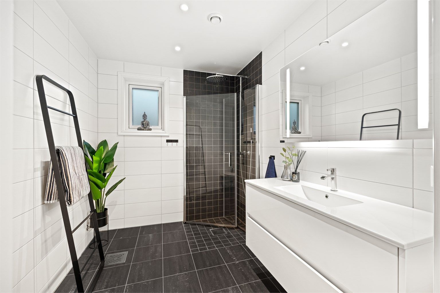 Badet i andre etasje har flislagte overflater på gulv og vegger, samt varmekabler i gulv